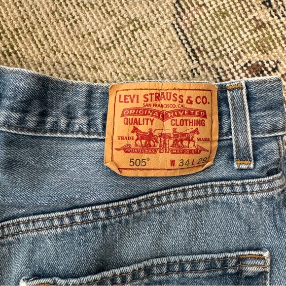Levi’s Jean Denim Cut-Off Shorts Mid-Rise - Picture 2 of 5